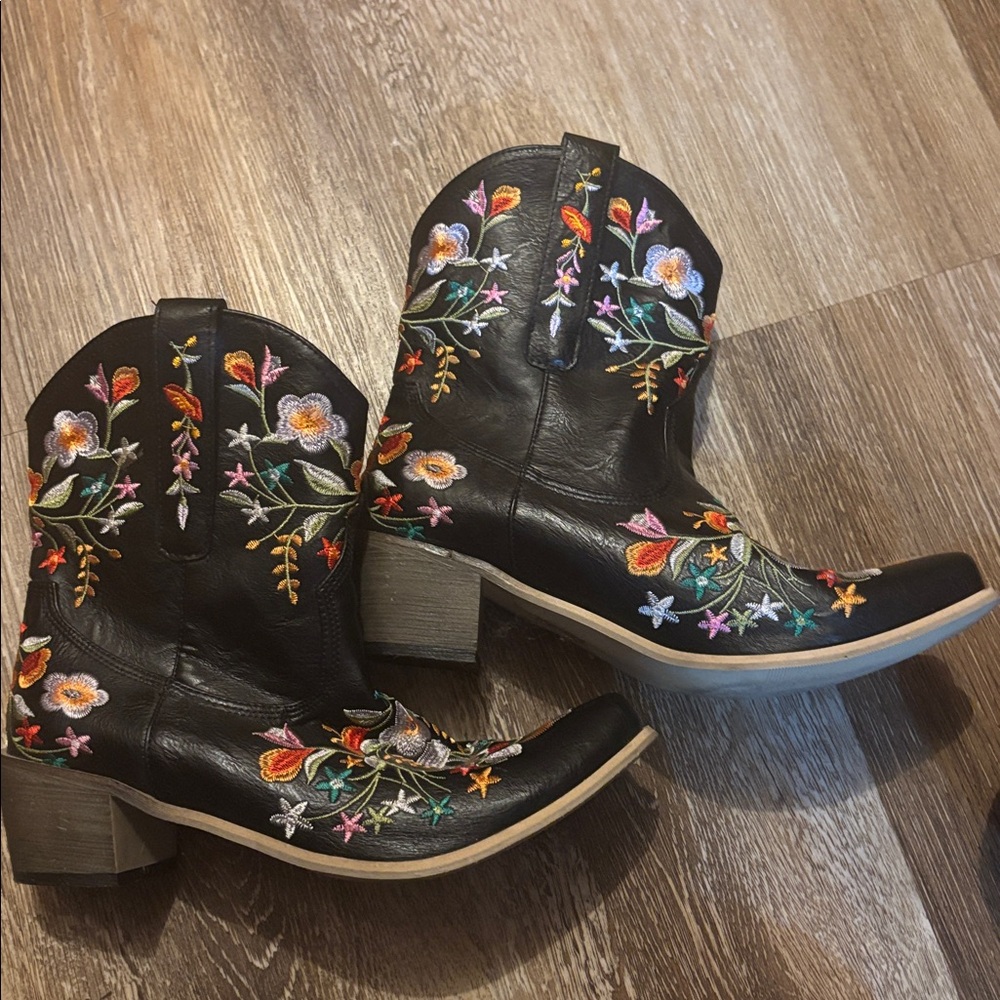 Floral Embroidered Black Western Boots - Picture 4 of 5